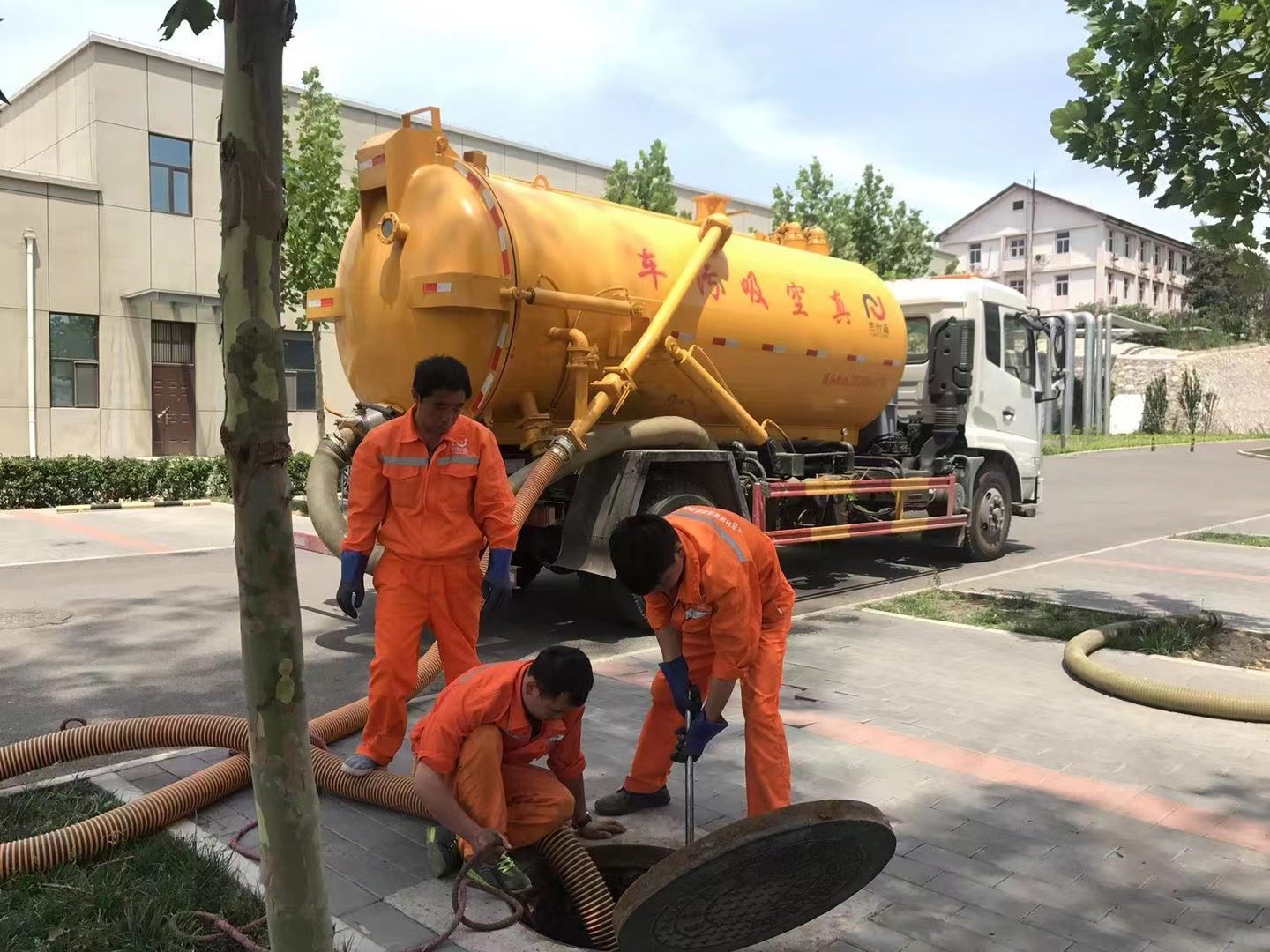 山阳管道疏通车停在窨井附近