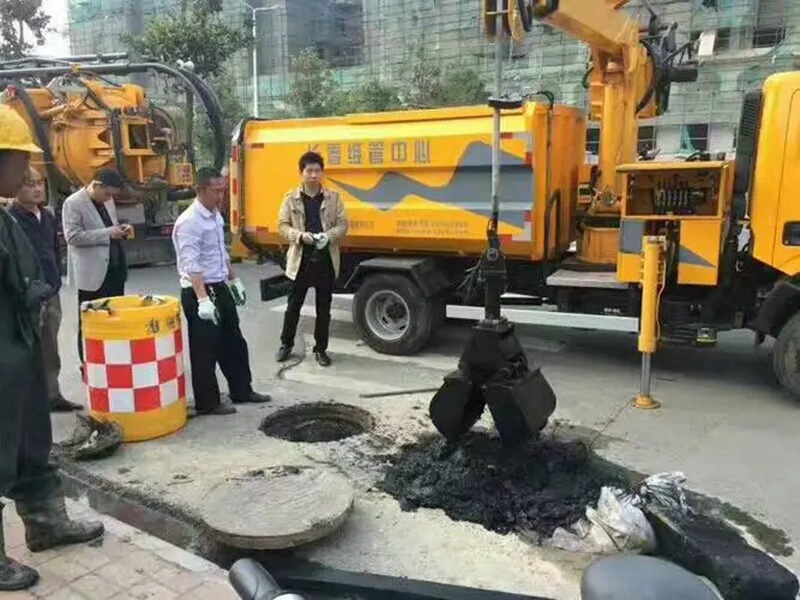山阳街道：网格员化身“清道夫”，为民解忧疏通“堵心”化粪池
