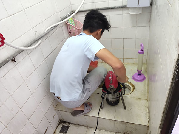 山阳肥皂掉到马桶里把马桶堵住了怎么办？马桶堵住了怎么办